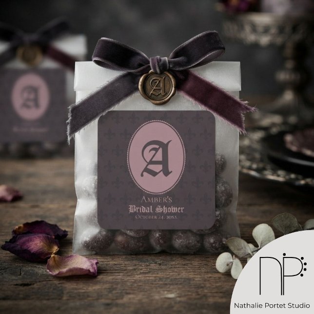 Staubrosa Monogramm Fleur-de-Lis  Quadratischer Aufkleber (Dusty pink monogram fleur-de-lis square sticker with dark purple background for chic gothic wedding)