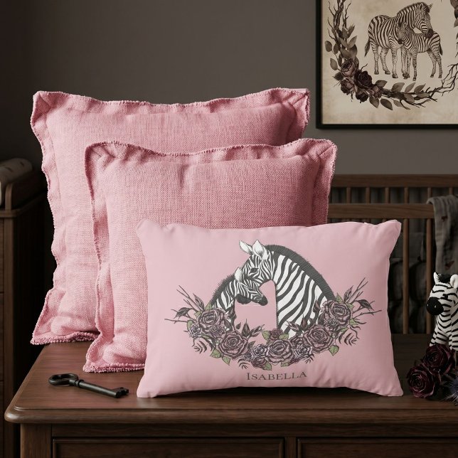 Staubrosa Zebro Akzent Handgezeichnet Dekokissen (Light mauve hand-drawn zebra mama and baby with moody roses for alternative soft gothic baby nursery)