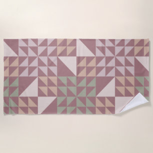 Staubrosafarbenes geometrisches Quiltmuster Strandtuch