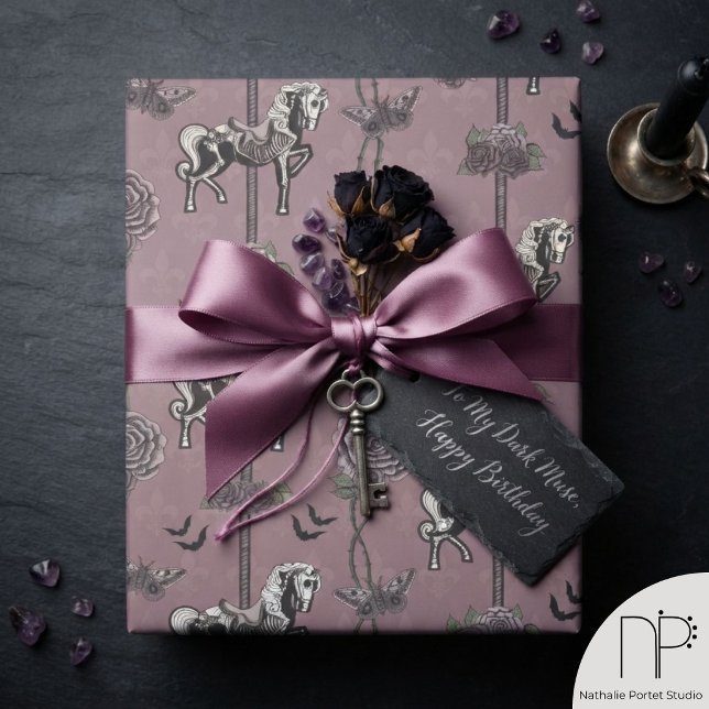 Staubrosafarbenes Karussellpferd-Geschenkpapier Geschenkpapier (Dusty mauve gothic carousel horse wrapping paper with hand-drawn roses for elegant and moody gifts.)