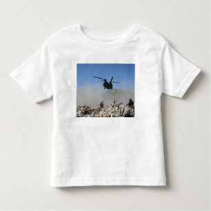 Staubwolken, die durch die Rotorabwaschanlage ange Kleinkind T-shirt