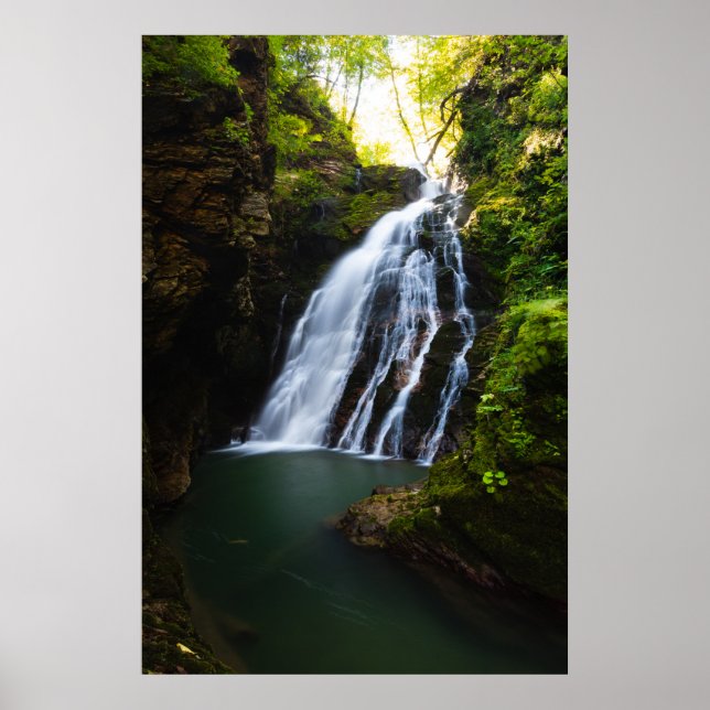 Stauender Wasserfall mit Sonnenlicht Poster (Vorne)