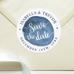 Stausee | Benutzerdefiniert | SAVE THE DATE Runder Aufkleber<br><div class="desc">Mit diesem auffälligen Save the Date Aufkleber machen Sie einen einzigartigen Eindruck. Es verfügt über einen Aquarellblau-farbenen Fleck in Richtung Zentrum. Außerhalb dieses blauen Flecks ist ein Ort für Ihre einzigartigen Details. Alle Elemente dieses Artikels sind freigeschaltet und anpassbar,  also viel Spaß beim Erstellen und eigenen machen.</div>