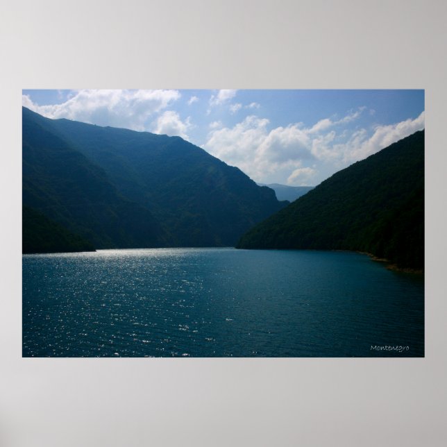 Stausee des Wasserbeckens in Montenegro Poster (Vorne)