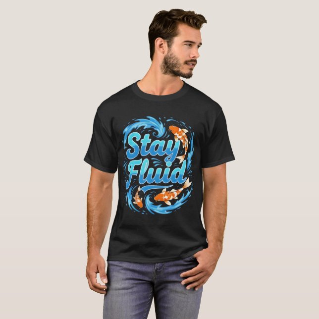 Stay Fluid Koi Fish Design T-Shirt (Vorne ganz)