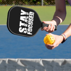 Stay Focused Motivational Phrase with Black Text Pickleball Schläger