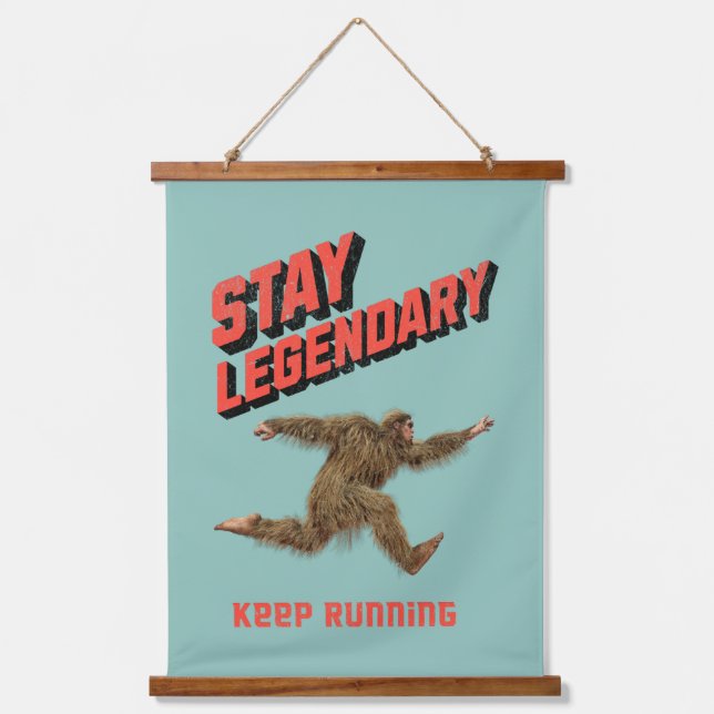 Stay Legendary, Keep Running Funny Bigfoot Wandteppich Mit Holzrahmen (Vorderseite)
