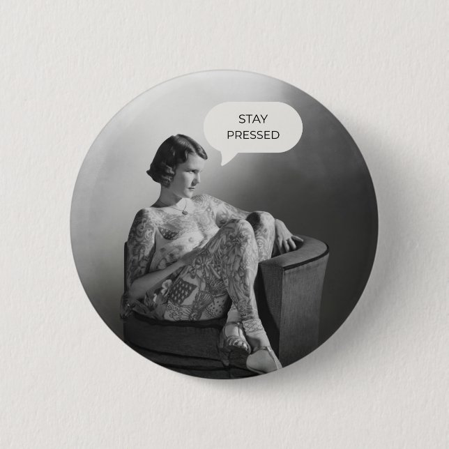 „Stay Pressed“ Vintage-Tätowierte Dame Button (Vorderseite)