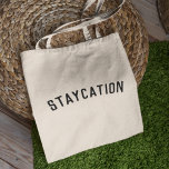 Stayation | Modernes Minimalistisches, stilvolles  Tragetasche<br><div class="desc">Einfache, stilvolle "Staycation" Custom Quote Art Tasche mit moderner, minimalistischer Typografie in schwarz in einem kühlen trendigen Stil. Das perfekte Geschenk oder Zubehör für einen Urlaub bei der Zuhause während der covid-19 Coronavirus Pandemie während Zeiten der Absperrung und Reisebeschränkungen.Die Worte können leicht mit Ihrer eigenen Nachricht für ein Geschenk so...</div>