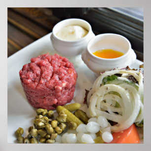 Steak tartar mit Gemüse und Gewürzen Poster