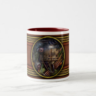 Steampunk - Naval - Die Comm-Station Zweifarbige Tasse
