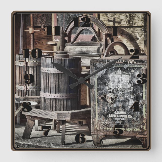 Steampunk Old West mit Barrels und Safe Quadratische Wanduhr (Vorderseite)