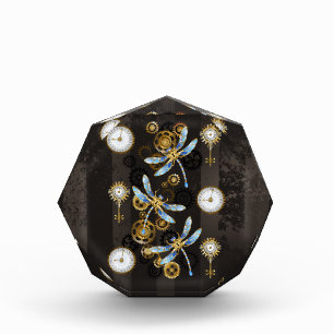 Steampunkdrachenfliegen auf braunem, gestreiften H Fotoblock