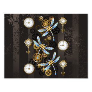 Steampunkdrachenfliegen auf braunem, gestreiften H Fotodruck