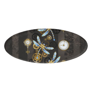 Steampunkdrachenfliegen auf braunem, gestreiften H Namenschild