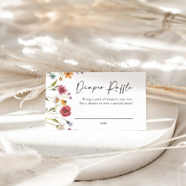 Stecken Sie die Windeln für die Babydusche in die Mitteilungskarte