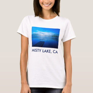 Steg an einem ruhigen nebligen See, Kalifornien T-Shirt