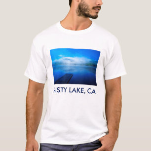 Steg an einem ruhigen nebligen See, Kalifornien T-Shirt