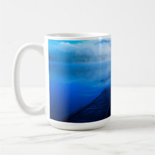 Steg an einem ruhigen nebligen See, Kalifornien Tasse