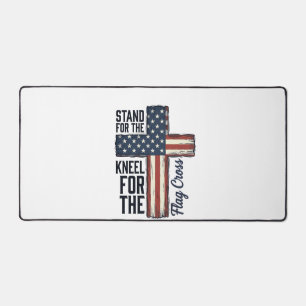 Steh für die Flagge Knie für das Kreuz-Shirt-Desig Schreibtischunterlage