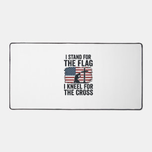Steh für die Flagge Knie für das Kreuz-Shirt-Desig Schreibtischunterlage