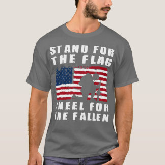Steh für die Flagge, knie für die Gefallenen T-Shirt