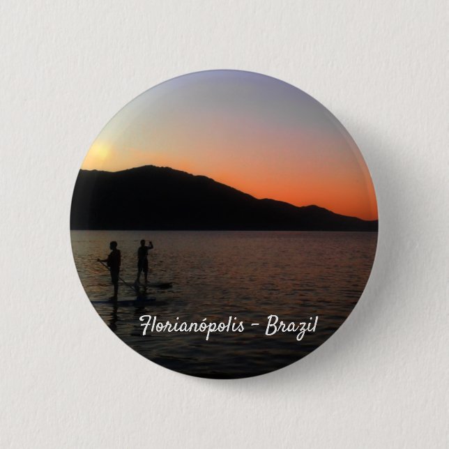 Stehen Sie beim Sonnenuntergang auf dem Planschen Button (Vorderseite)