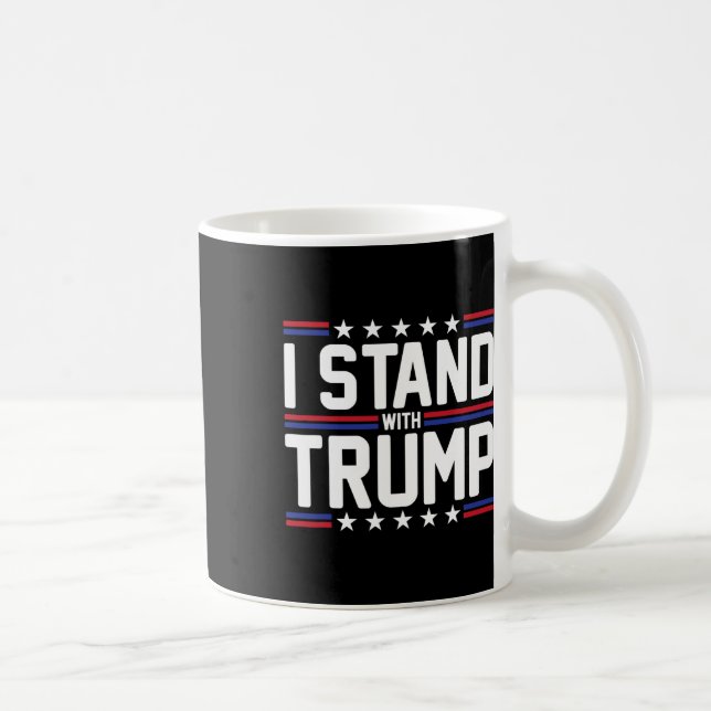 Stehen Sie mit Trump, der amerikanischen Fahne, un Kaffeetasse (Rechts)