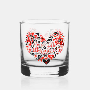 Stehen Sie mit ukrainischer Schrift und Herz Whiskyglas