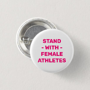 Stehen Sie mit weiblichen Athleten magenta typogra Button