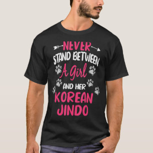 Stehen Sie nie zwischen einem Mädchen und ihrem ko T-Shirt