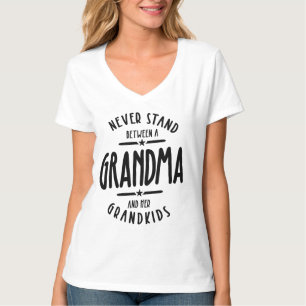 Stehen Sie niemals zwischen Oma und ihren Enkelkin T-Shirt