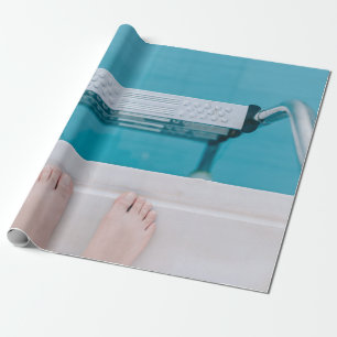 Stehend auf der Poolleiter Geschenkpapier