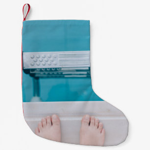 Stehend auf der Poolleiter Kleiner Weihnachtsstrumpf