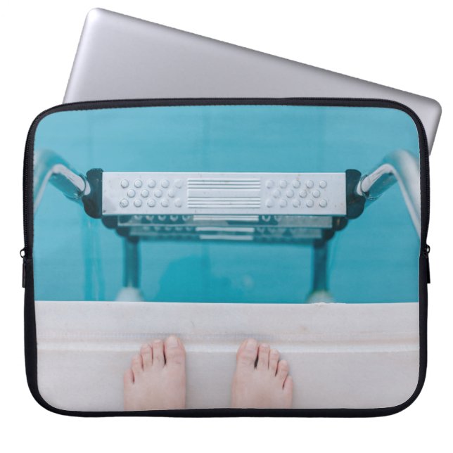 Stehend auf der Poolleiter Laptopschutzhülle (Vorderseite)