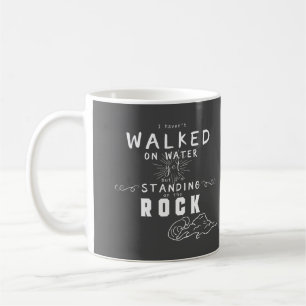 Stehend auf der Rock Inspiration Typografie Kaffeetasse