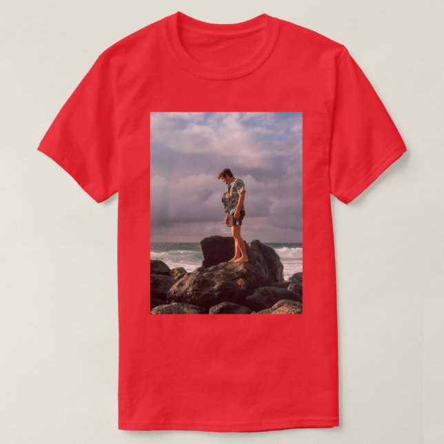stehend auf einem Felsen T-Shirt (Design vorne)