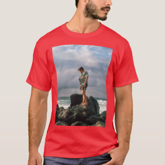 stehend auf einem Felsen T-Shirt