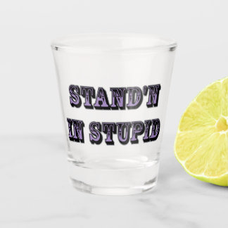 Stehend in Stupid Schnapsglas