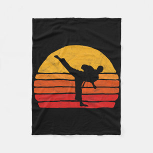 Stehender Karate-Tritt 80er Sonnenstil-Grafik Fleecedecke