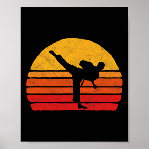 Stehender Karate-Tritt 80er Sonnenstil-Grafik  Poster