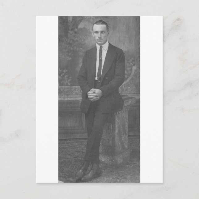 stehender Mann der 1920er Postkarte (Vorderseite)