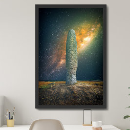 Stehender Stein oder Menhir mit Nachthimmel Milchs Poster