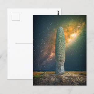 Stehender Stein oder Menhir mit Nachthimmel Milchs Postkarte