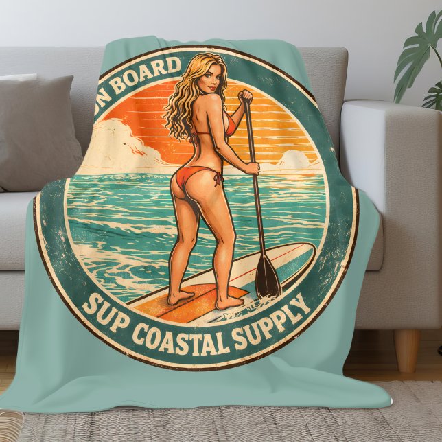 Steig ein SUP Pinup Paddleboard Retro Surf Shop Fleecedecke (Von Creator hochgeladen)