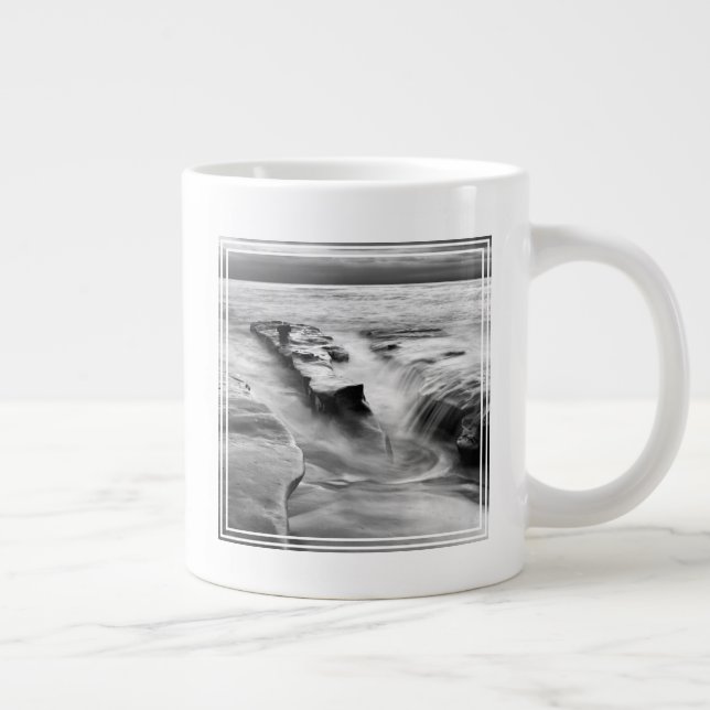 Steigende Flut am Strand Jumbo-Tasse (Rechts)