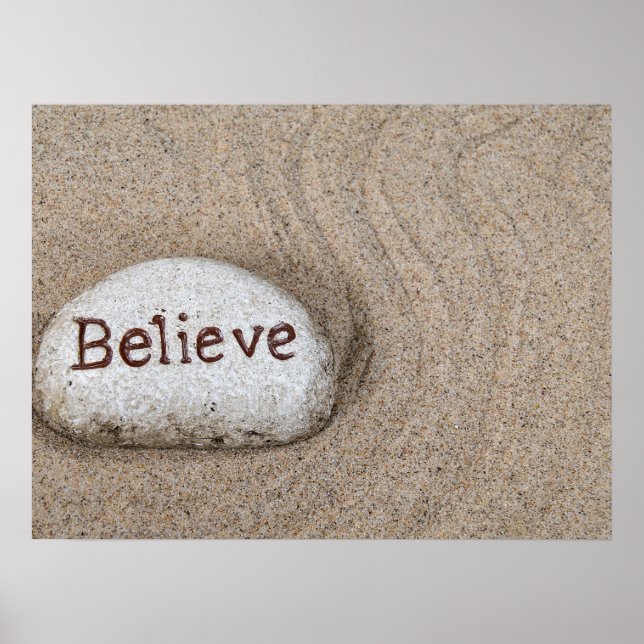 Stein im Sand mit dem Wort Believe Poster (Vorne)