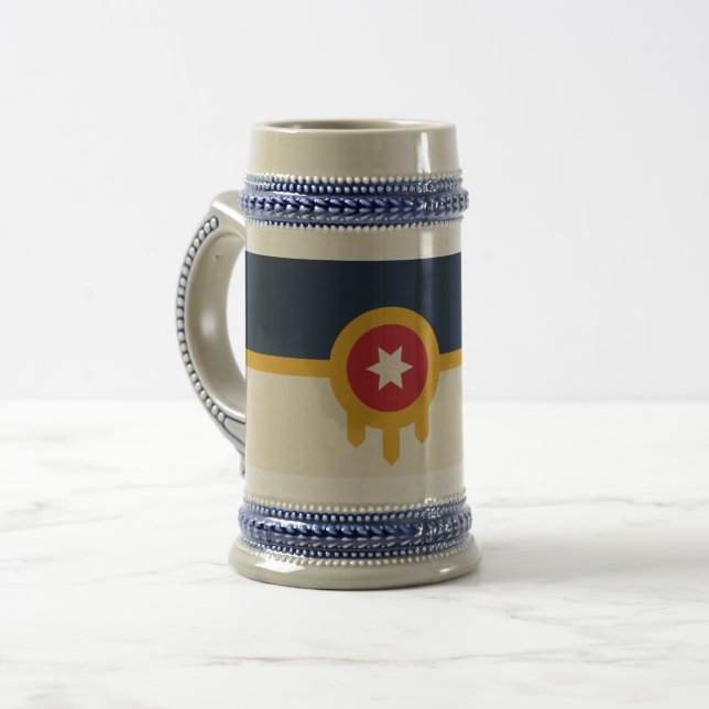Stein Tasse mit Flagge von Tulsa, Oklahoma (Vorderseite Links)