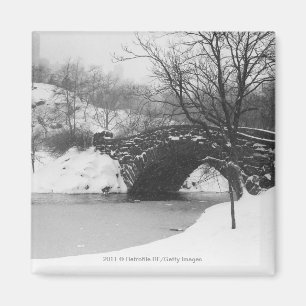 Steinbrücke über Schnee bedeckte Fluss Magnet