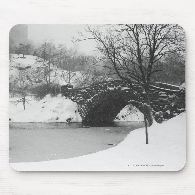 Steinbrücke über Schnee bedeckte Fluss Mousepad (Vorne)